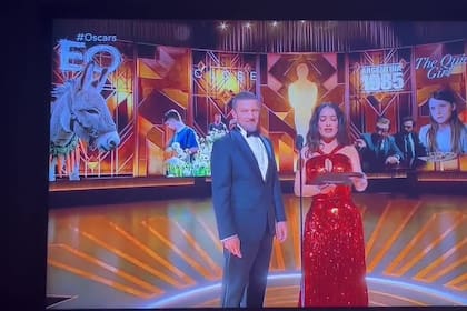 Antonio Banderas y Salma Hayek fueron los presentadores del premio Oscar a la mejor película internacional