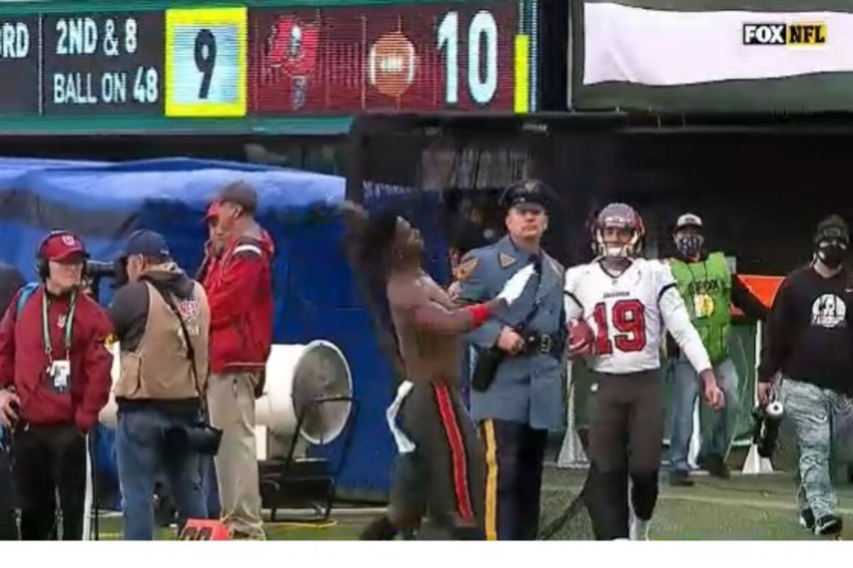 Antonio Brown, jugador de los Tampa Bay Buccaneers, le arroja parte de su ropa deportiva a los hinchas: luego fue despedido por la franquicia después de retirarse del campo de juego en el medio del triunfo frente a los New York Jets