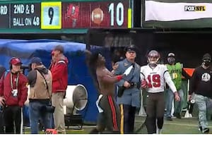 Antonio Brown, jugador de los Tampa Bay Buccaneers, le arroja parte de su ropa deportiva a los hinchas: luego fue despedido por la franquicia después de retirarse del campo de juego en el medio del triunfo frente a los New York Jets