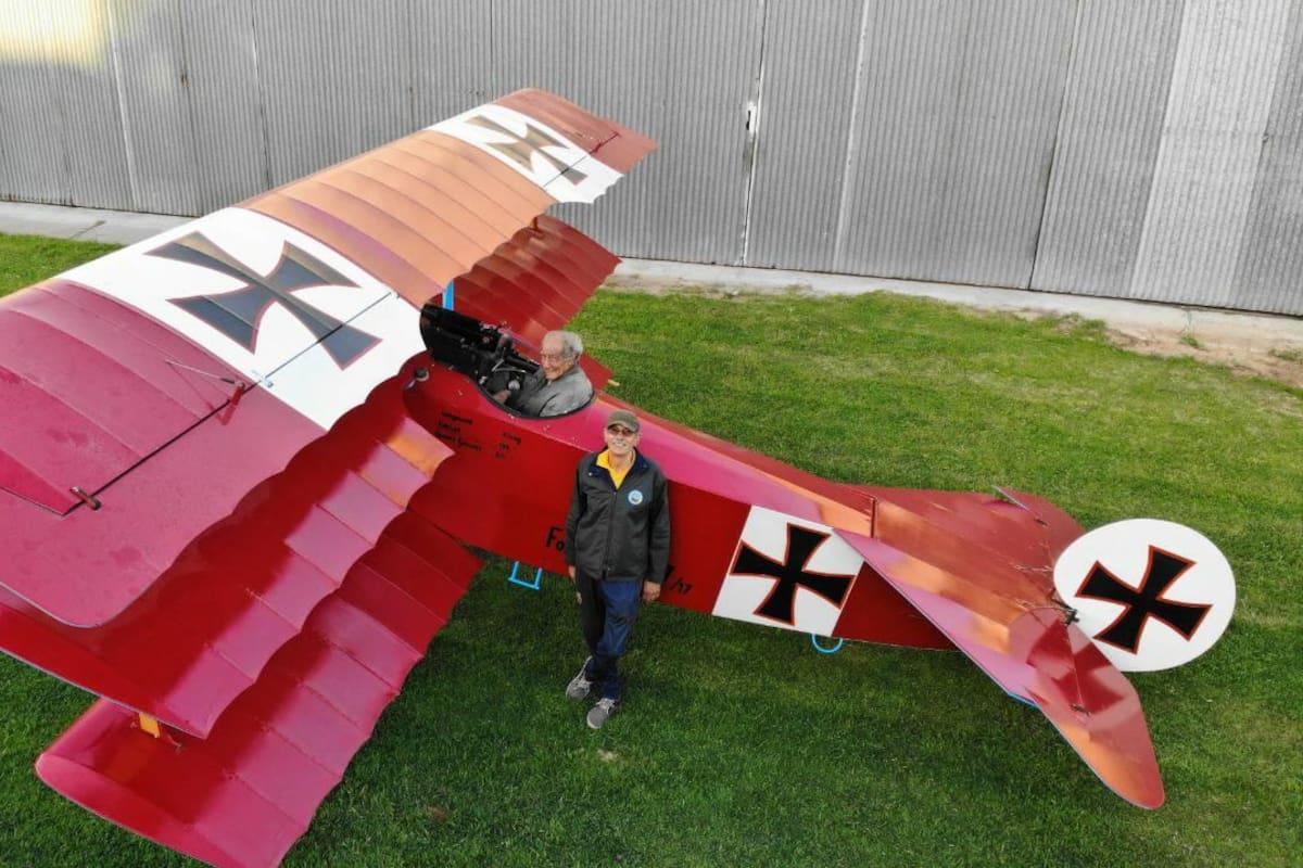 Antonio en la cabina y a su lado Héctor con su creación, el mítico Fokker Dr.I estacionado frente al hangar del Aeroclub Rio de la Plata en la localidad de Berazategui. (Gentileza Facebook Héctor Puga).