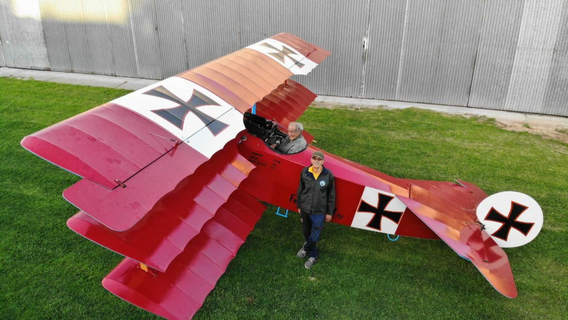 Antonio en la cabina y a su lado Héctor con su creación, el mítico Fokker Dr.I estacionado frente al hangar del Aeroclub Rio de la Plata en la localidad de Berazategui. (Gentileza Facebook Héctor Puga).