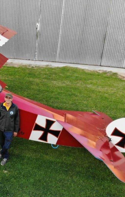 Antonio en la cabina y a su lado Héctor con su creación, el mítico Fokker Dr.I estacionado frente al hangar del Aeroclub Rio de la Plata en la localidad de Berazategui. (Gentileza Facebook Héctor Puga).