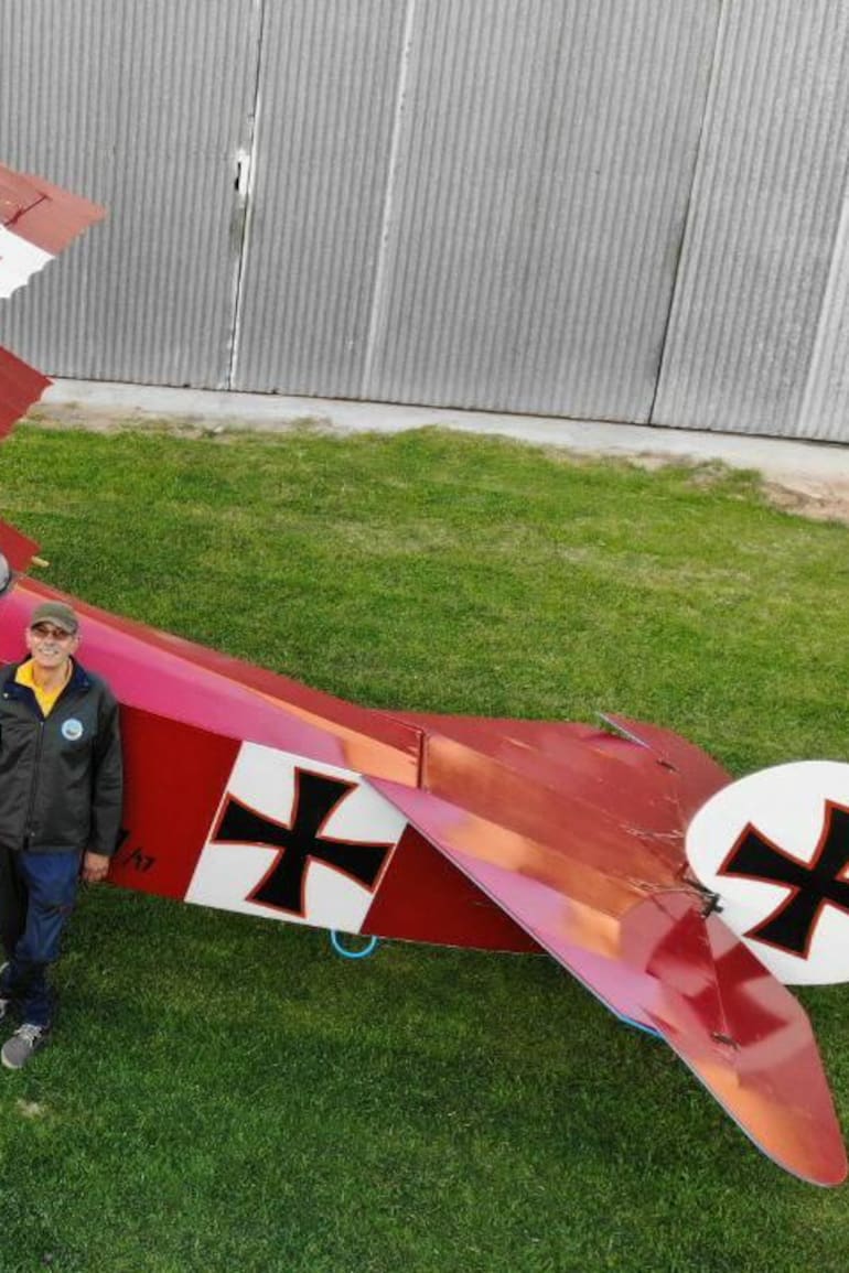 Antonio en la cabina y a su lado Héctor con su creación, el mítico Fokker Dr.I estacionado frente al hangar del Aeroclub Rio de la Plata en la localidad de Berazategui. (Gentileza Facebook Héctor Puga).