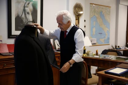 Antonio es un fanático de los trajes para él también, ya no le entran en el armario
