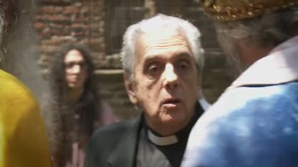 Antonio Gasalla en La Cola, como el padre Antonio