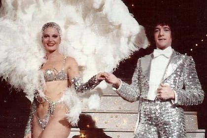 Antonio Gasalla y Claudia Lapacó sobre el escenario del Maipo, en una producción fotográfica para promocionar la obra "El Maipo es el Maipo y Gasalla es Gasalla", de 1979