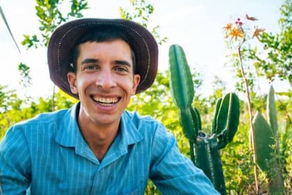Antonio Gomides França en la agroforestería que implementó en Crato, Ceará
