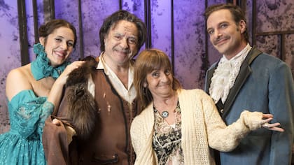 Antonio Grimau, con sus compañeros de elenco en El Avaro, Nelson Rueda e Iride Mockert, y la directora, Corina Fiorillo