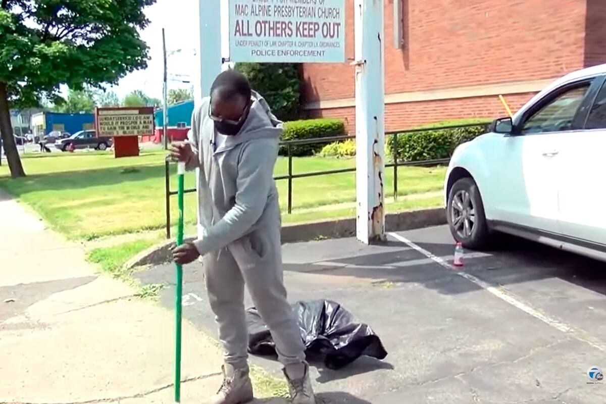 Antonio Gwynn, mientras limpiaba parte de la avenida Bailey en Buffalo