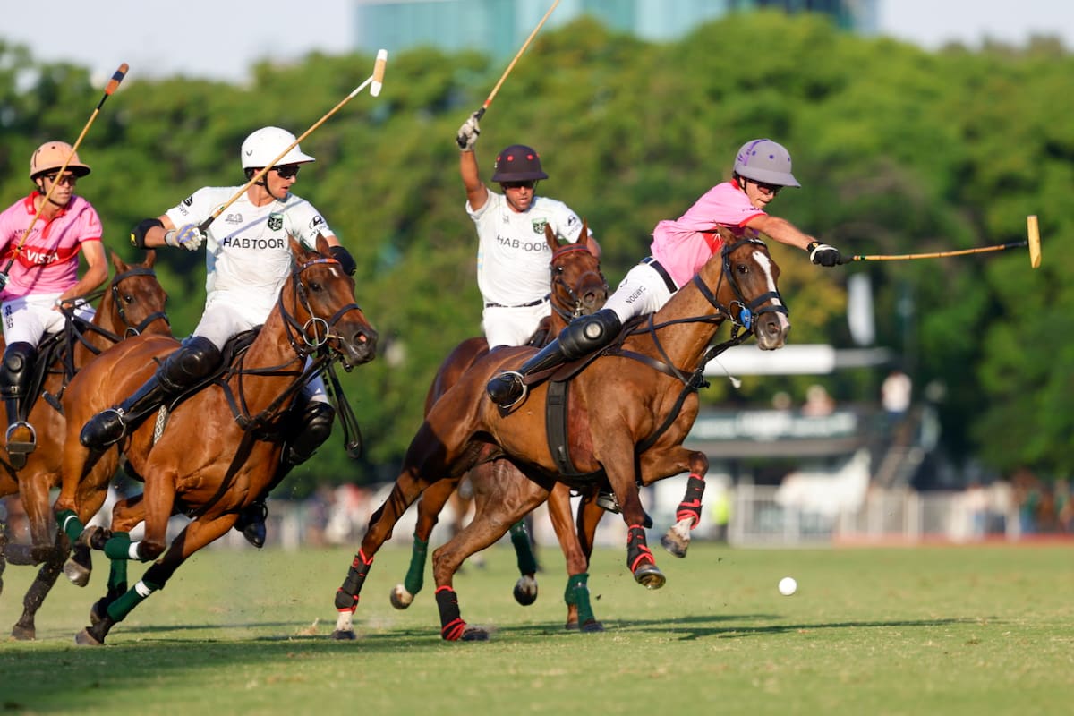 Antonio Heguy intenta de revés delante de Victorino Ruiz Jorba, Tomas Beresford y Francisco Elizalde; primer partido del hijo de Pepe Heguy en 1 del Campo Argentino, primer triunfo.