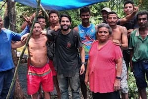 Antonio junto a los recolectores de castañas que lo rescataron