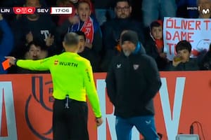 Antonio Mateu Lahoz, el referí de las 15 tarjetas en el Argentina vs. Países Bajos del Mundial de Qatar, expulsa a Jorge Sampaoli en la goleada de Sevilla a Linares por la Copa del Rey.