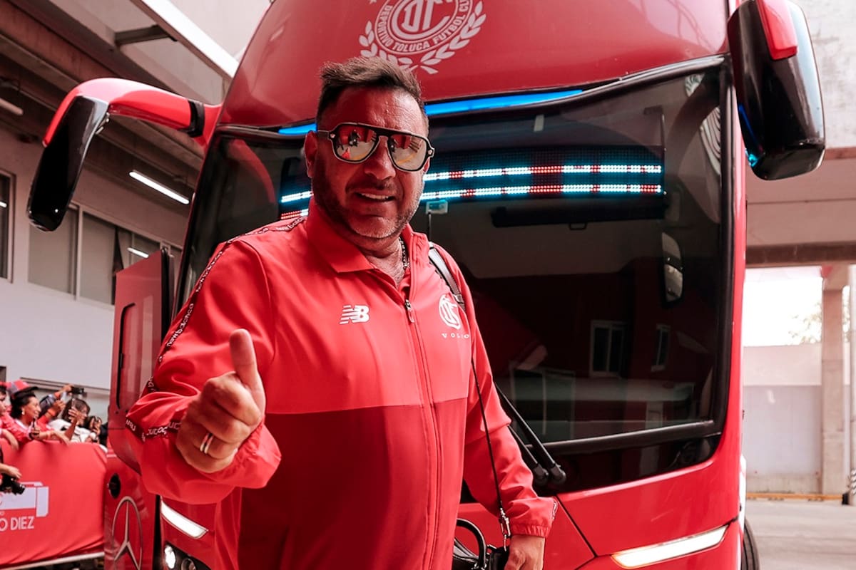 Antonio Mohamed afronta los partidos con optimismo: llegada del plantel en la previa del partido que Toluca le ganó a Tigres por 3-0, por las semifinales del torneo mexicano