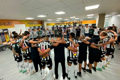 Antonio Mohamed festeja en el vestuario junto al plantel del Atlético Mineiro después de conseguir la Supercopa do Brasil.