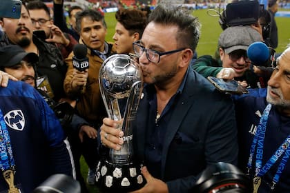 Antonio Mohamed, llegó como interino a Monterrey y se quedó con el título Apertura mexicano