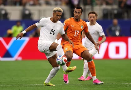 Antonio Nusa, de Noruega, controla la pelota ante la marca del marfileño Guela Doue