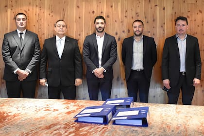Antonio Pronsato (segundo desde la izquierda) y otros funcionarios en el acto de apertura de licitación Pública N° 01-2022 para la adquisición de cañerías del Gasoducto Presidente Néstor Kirchner