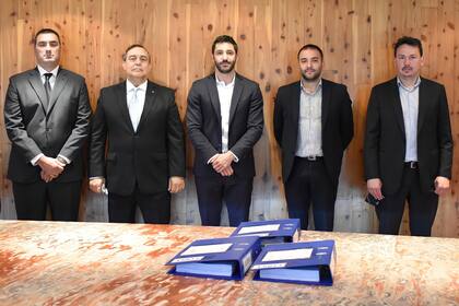 Antonio Pronsato (segundo desde la izquierda) y otros funcionarios en el acto de apertura de licitación Pública N° 01-2022 para la adquisición de cañerías del Gasoducto Presidente Néstor Kirchner