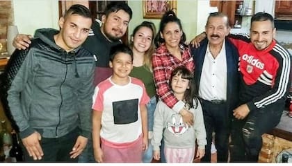 Antonio Ríos con algunos de sus hijos y nietos
