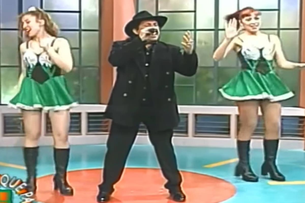 Antonio Ríos y sus bailarinas son el foco de atención en redes (Foto captura video)