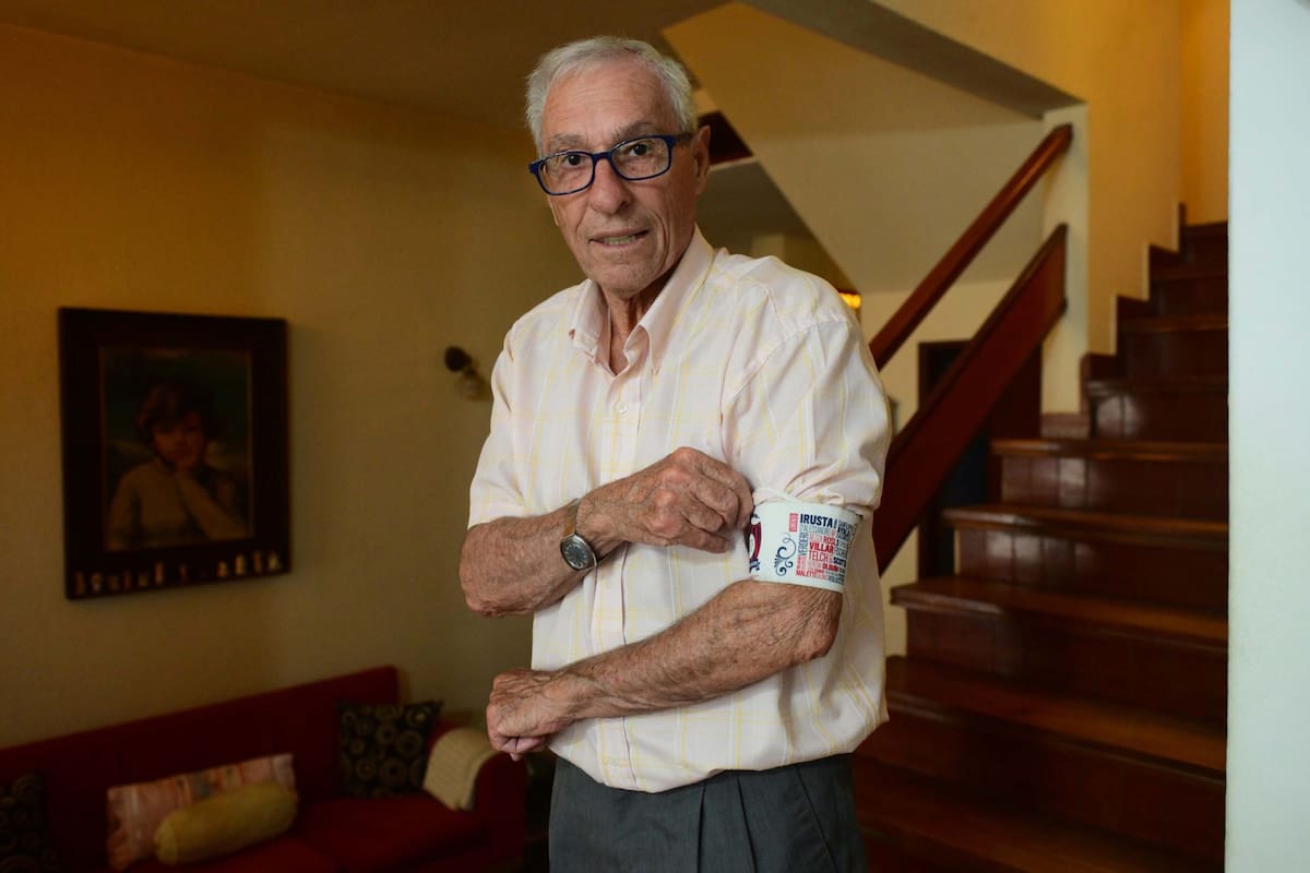 Antonio Rosl y una emblemática cinta de capitán con los colores del Ciclón