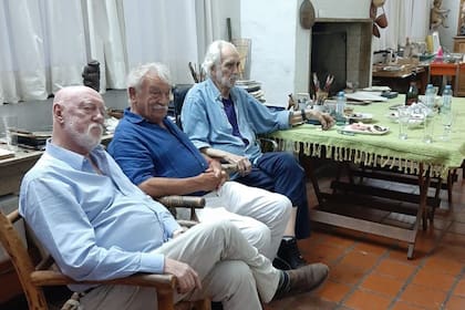 Antonio Seguí con Luis Wells y Carlos Alonso en el taller de Alonso en Unquillo, este mes