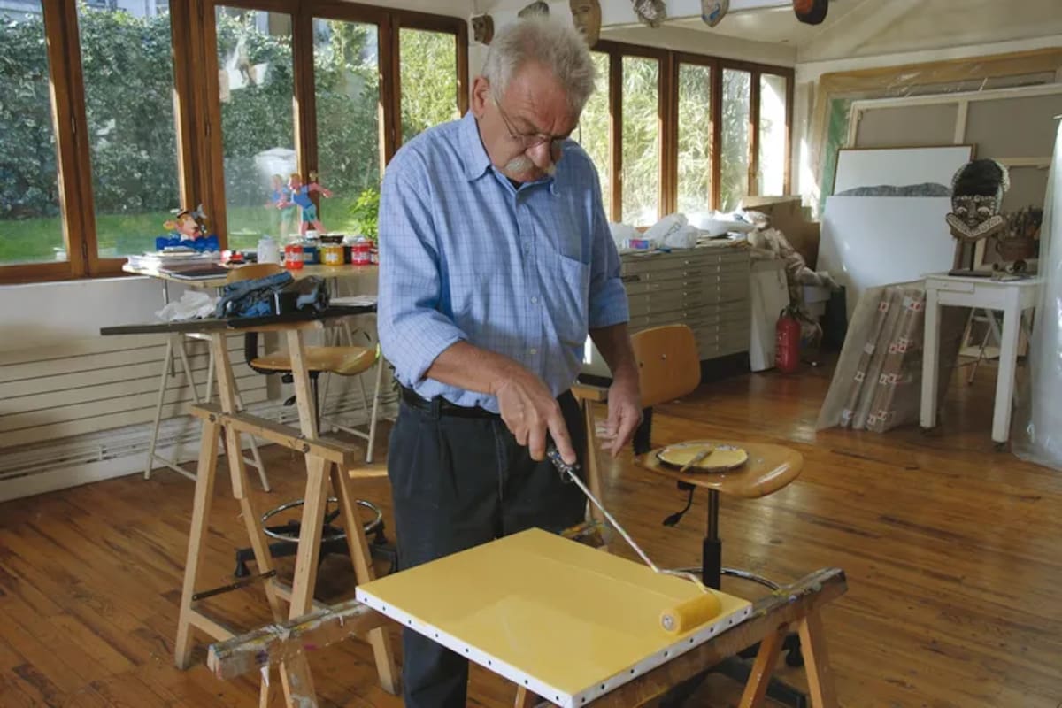 Antonio Seguí, en su taller de París