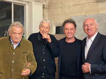 Antonio Seguí, Julio Le Parc, Pablo Reinoso y Carlos Bianchi en un asado en el taller de Seguí, en noviembre último