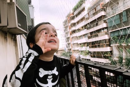 Antonio tiene tres años y buscó amigos a los gritos desde el balcón, aislado por el coronavirus