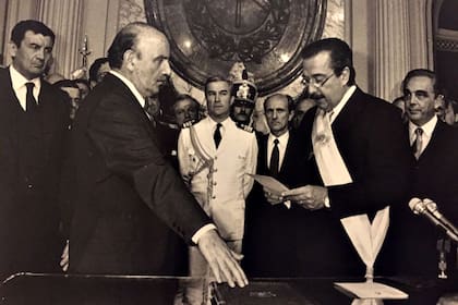 Antonio Tróccoli durante su asunción como ministro del Interior, junto al presidente Raul Alfonsín