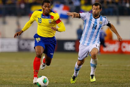 Antonio Valencia y Javier Mascherano, en un amistoso; volverán a enfrentarse en las eliminatorias