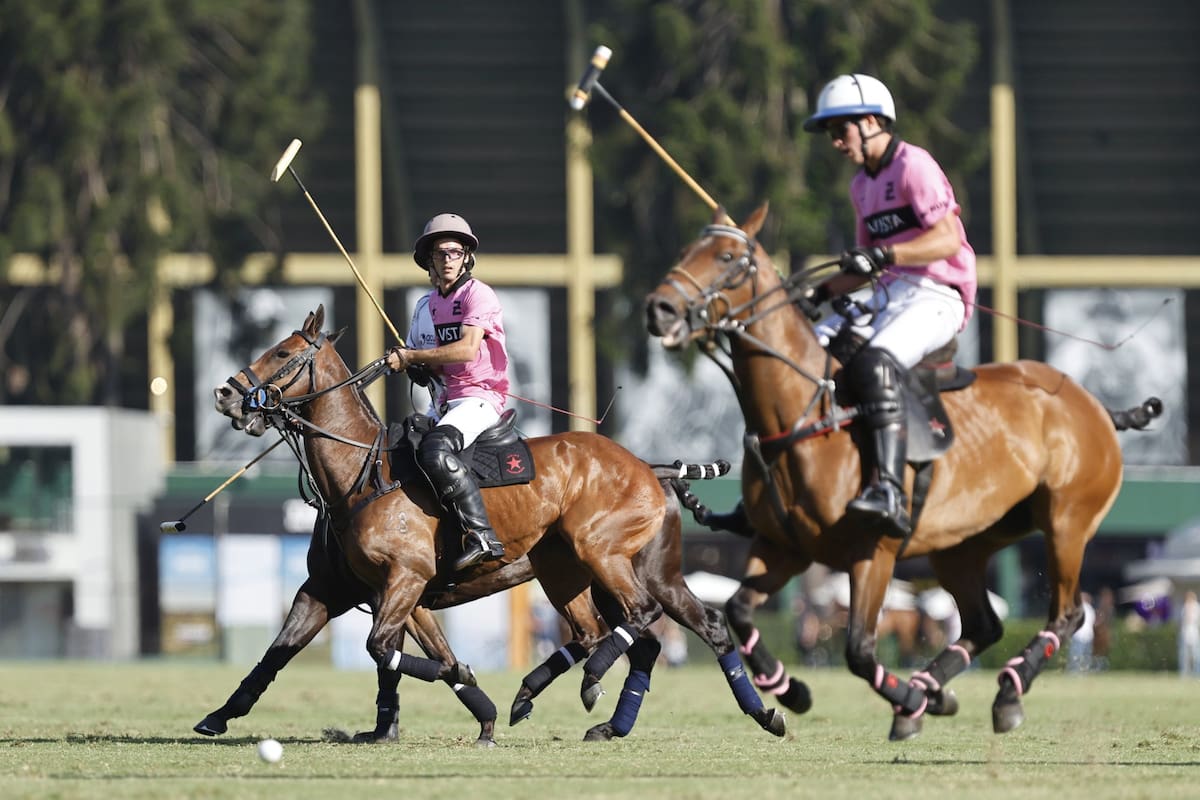 Antonio y Cruz Heguy, primos y compañeros en Ellerstina-Indios Chapaleufú durante la Triple Corona argentina, se enfrentarán este domingo en la final del Abierto Británico por la Copa de Oro, entre Dubai y Gaston.