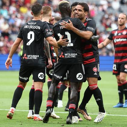 Antonsson y todo el WS Wanderers celebran el primer triunfo del año