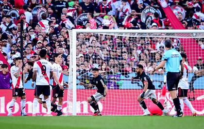 Antony Alonso, autor del primer gol ante River, festeja junto al artillero Jonathan Herrera; Riestra, un puntero con números de asombro