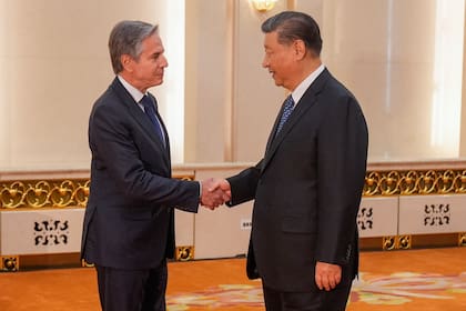 Antony Blinken y Xi Jinping, en su reunión en Pekín. (Mark Schiefelbein / POOL / AFP)
