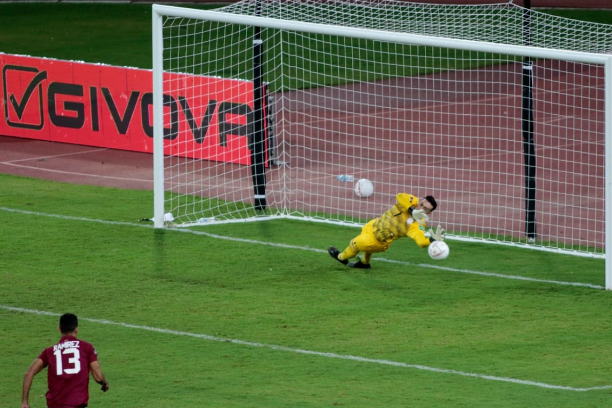 Antony Silva detiene el penal que le valió un triunfo a Paraguay