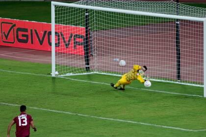 Antony Silva detiene el penal que le valió un triunfo a Paraguay