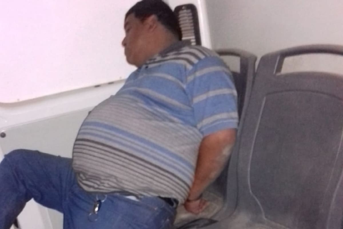 Antunez, detenido y esposado, fue alojado en la Seccional 13 de Añatuya
