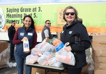 Anualmente, el Banco de Alimentos del Norte de Texas distribuye aproximadamente 93 millones de libras de alimentos a personas que enfrentan inseguridad alimentaria