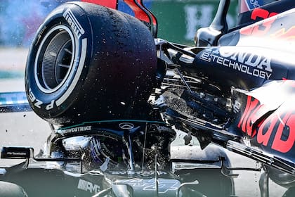 El Red Bull de Max Verstappen lo pasó literalmente por arriba al Mercedes de Lewis Hamilton en Monza