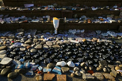 Piedras para recordar a los mas de 112 mil muertos por el COVID-19