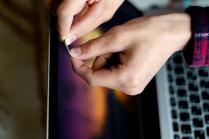 Anular la cámara frontal de la PC puede ayudar, pero hay otras formas más sutiles (y peligrosas) para espiarte