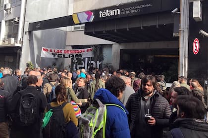 Anuncian el despido de más de 350 empleados de la agencia Télam