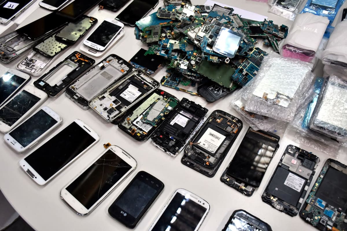 Anunciaron más controles en los comercios que reparan y venden celulares usados
