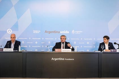 Para el 4 de junio, donde las fases del ASPO eran muy diferentes según la región del país, el anuncio lo hicieron Fernández, Rodríguez Larreta y Kicillof en un estrado mucho más grande