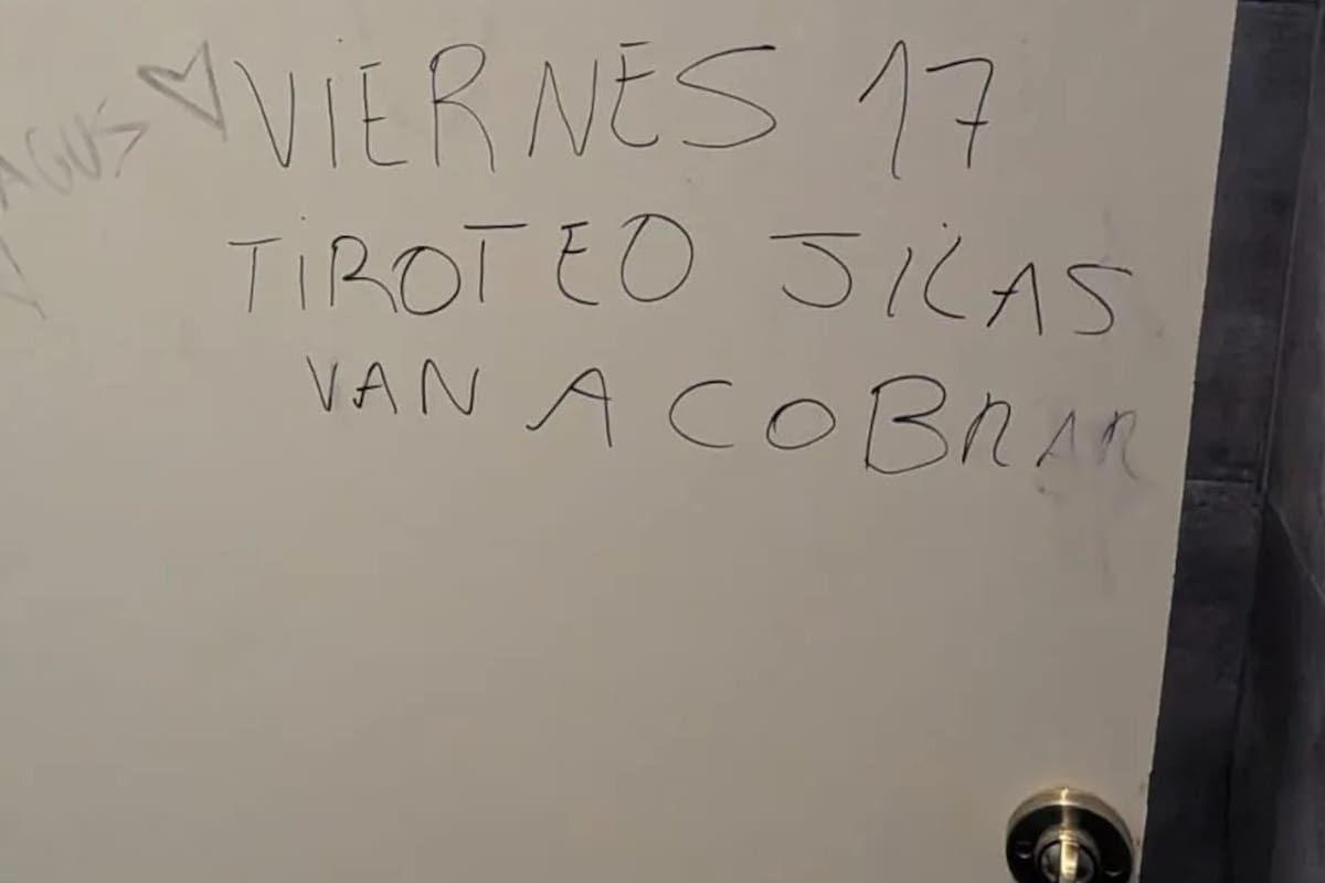 Anuncios de tiroteos escolares en las puertas de los baños de un colegio de Mar del Plata