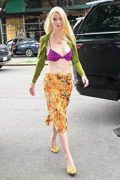 Anya es fotografiada en el SoHo neoyorquino con un vibrante look tropical de Balmain preprimavera 2027, tacos destalonados de Ferragamo y joyas de Tiffany