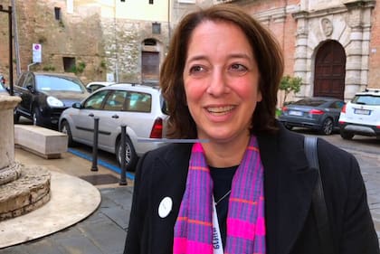 Anya Schiffrin: "Los periodistas desempeñan un papel clave a la hora de educar al público sobre la IA generativa y crear conciencia sobre algunos de sus riesgos"