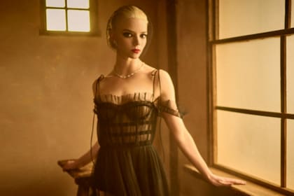 Anya Taylor-Joy eligió un vestido transparente en color negro de Dior