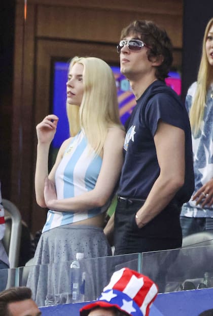 Anya Taylor-Joy fue con su marido, Malcolm McRae, a ver el debut de Estados Unidos frente a Paraguay en el Mundial 2026 y no dudó en volver a mostrar su amor por la Argentina, el país donde pasó buena parte de su infancia: eligió para la ocasión lucir un top irregular con los colores de la bandera albiceleste